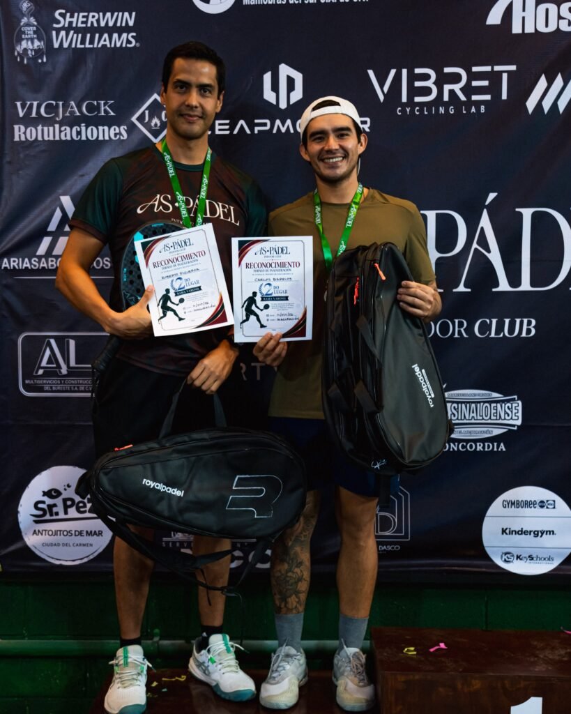 Jugadores con reconocimientos en la premiación de AS Pádel