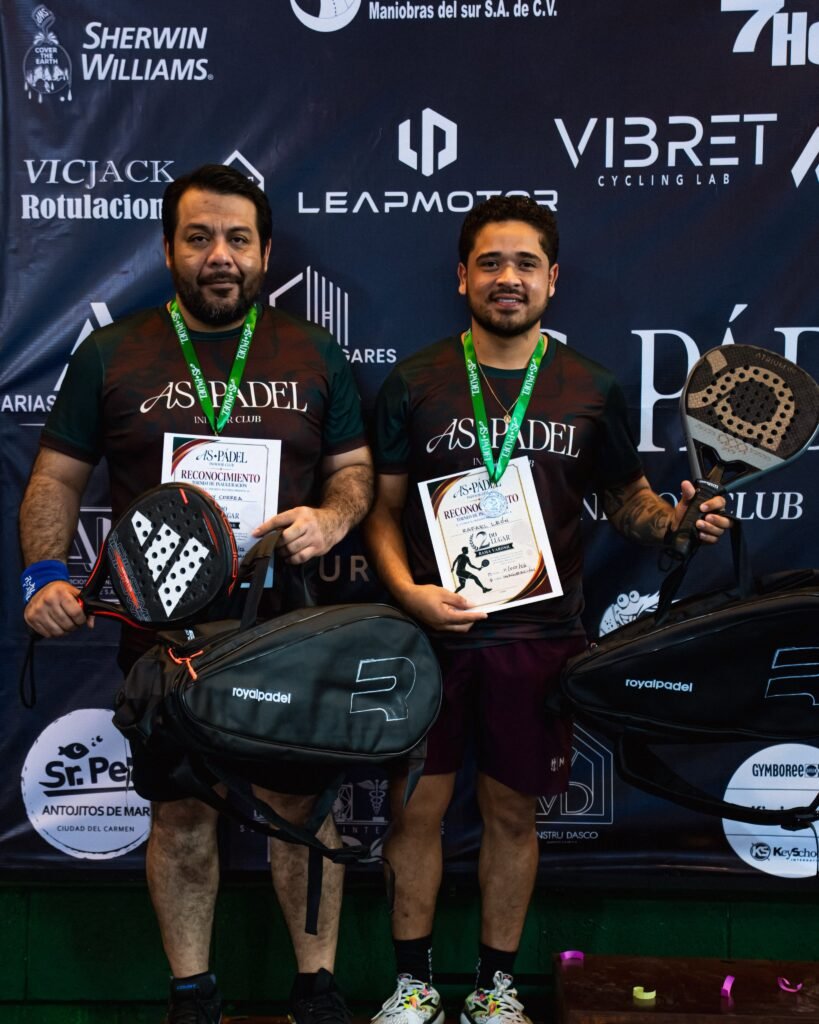 Pareja de jugadores con medallas y reconocimientos en AS Pádel