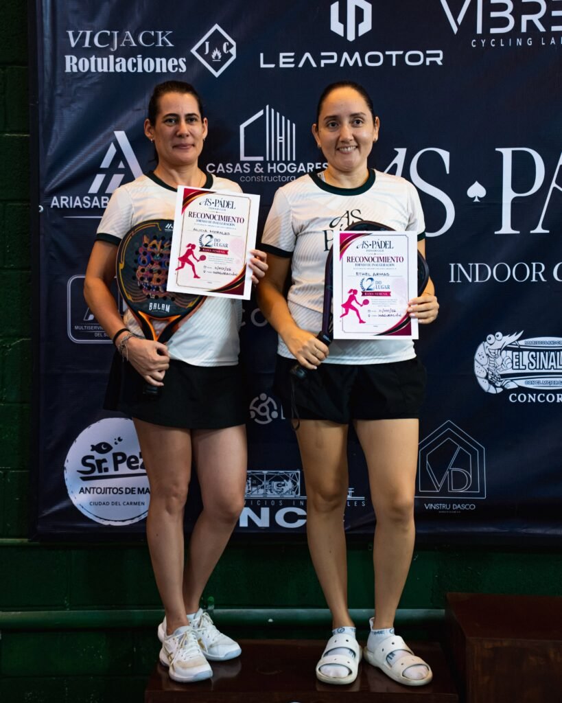 Jugadoras con reconocimientos en la premiación de AS Pádel