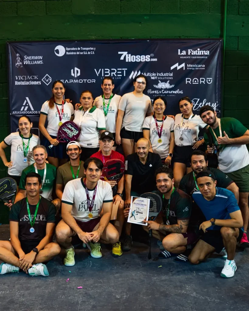 Grupo de participantes durante la premiación de AS Pádel
