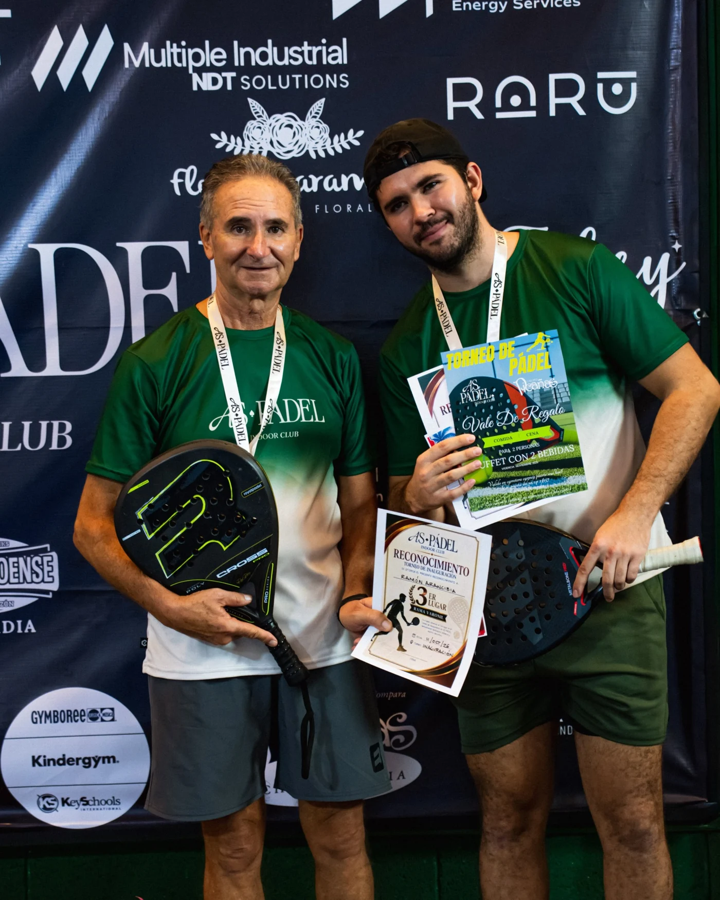 Fotografía histórica de premiación de jugadores de AS Pádel